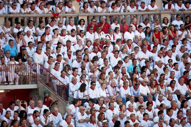 Público asistente a la Plaza de Toros de Pamplona durante la cuarta corrida de la Feria del Toro 2018.