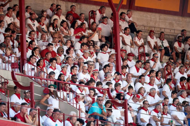 Público asistente a la Plaza de Toros de Pamplona durante la cuarta corrida de la Feria del Toro 2018.