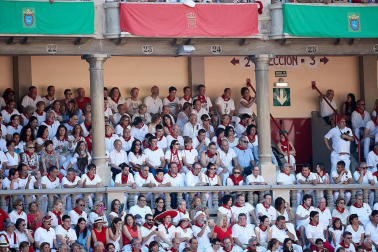 Público asistente a la Plaza de Toros de Pamplona durante la cuarta corrida de la Feria del Toro 2018.