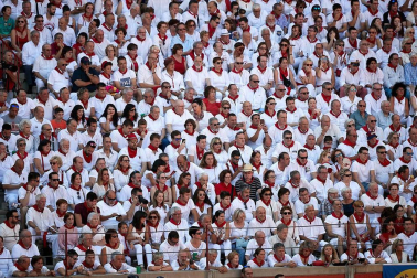 Público asistente a la Plaza de Toros de Pamplona durante la cuarta corrida de la Feria del Toro 2018.