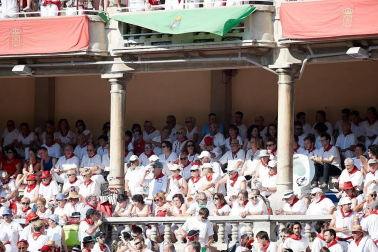 Público asistente a la Plaza de Toros de Pamplona durante la cuarta corrida de la Feria del Toro 2018.