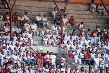 Público asistente a la Plaza de Toros de Pamplona durante la cuarta corrida de la Feria del Toro 2018.