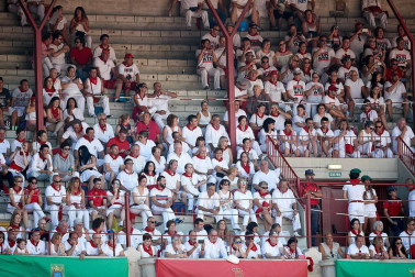 Público asistente a la Plaza de Toros de Pamplona durante la cuarta corrida de la Feria del Toro 2018.