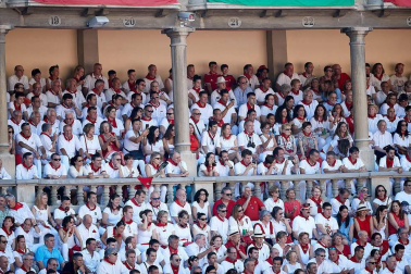 Público asistente a la Plaza de Toros de Pamplona durante la cuarta corrida de la Feria del Toro 2018.