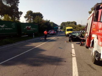 Un conductor ha fallecido en la carretera N-121 a la altura de Cadreita. Los hechos se han producido este martes por la tarde en el km 67 por la colisión frontal entre un camión y un turismo.
