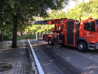 Un árbol caído ha obligado este martes por la tarde a cerrar al tráfico la cuesta de Beloso, en sentido Pamplona, según ha informado la Policía Municipal. Al lugar han acudido tanto agentes de la Policía Municipal como efectivos de Bomberos. Han realizado labores de saneo para tratar de desocupar la vía lo antes posible. Las ramas caídas ocupaban los dos carriles en dirección a Pamplona.