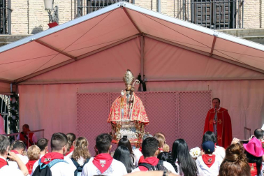 Imágenes de la ofrenda floral a San Fermín en San Lorenzo durante los Sanfermines 2018.