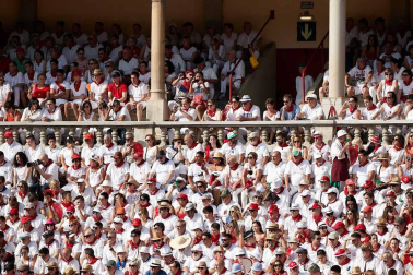 Público asistente a la Plaza de Toros de Pamplona durante la cuarta corrida de la Feria del Toro 2018.