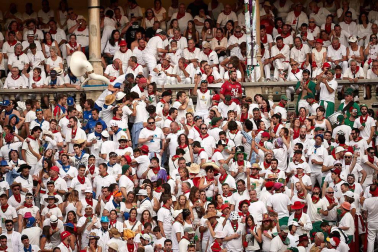 Público asistente a la Plaza de Toros de Pamplona durante la cuarta corrida de la Feria del Toro 2018.