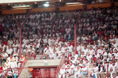 Público asistente a la Plaza de Toros de Pamplona durante la cuarta corrida de la Feria del Toro 2018.