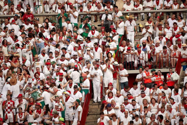 Público asistente a la Plaza de Toros de Pamplona durante la cuarta corrida de la Feria del Toro 2018.