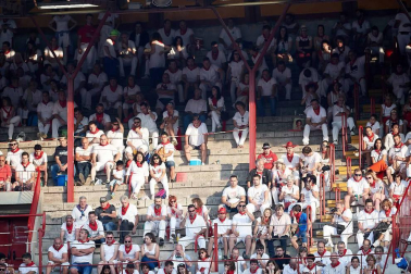 Público asistente a la Plaza de Toros de Pamplona durante la cuarta corrida de la Feria del Toro 2018.
