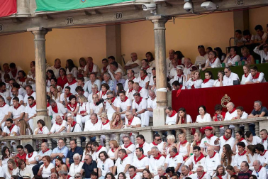 Público asistente a la Plaza de Toros de Pamplona durante la cuarta corrida de la Feria del Toro 2018.