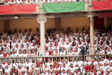 Público asistente a la Plaza de Toros de Pamplona durante la cuarta corrida de la Feria del Toro 2018.
