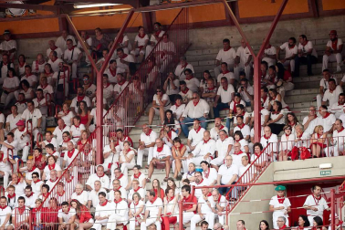 Público asistente a la Plaza de Toros de Pamplona durante la cuarta corrida de la Feria del Toro 2018.