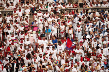 Público asistente a la Plaza de Toros de Pamplona durante la cuarta corrida de la Feria del Toro 2018.