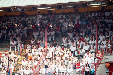 Público asistente a la Plaza de Toros de Pamplona durante la cuarta corrida de la Feria del Toro 2018.