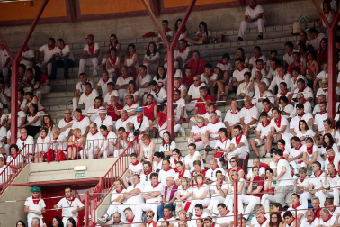 Público asistente a la Plaza de Toros de Pamplona durante la cuarta corrida de la Feria del Toro 2018.
