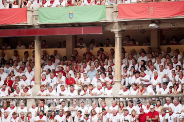 Público asistente a la Plaza de Toros de Pamplona durante la cuarta corrida de la Feria del Toro 2018.