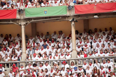 Público asistente a la Plaza de Toros de Pamplona durante la cuarta corrida de la Feria del Toro 2018.