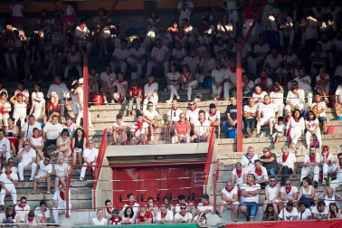 Público asistente a la Plaza de Toros de Pamplona durante la cuarta corrida de la Feria del Toro 2018.