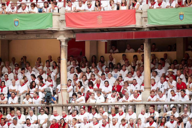 Público asistente a la Plaza de Toros de Pamplona durante la cuarta corrida de la Feria del Toro 2018.
