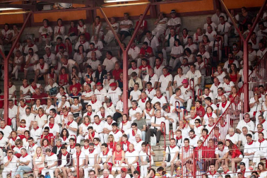 Público asistente a la Plaza de Toros de Pamplona durante la cuarta corrida de la Feria del Toro 2018.