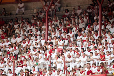 Público asistente a la Plaza de Toros de Pamplona durante la cuarta corrida de la Feria del Toro 2018.