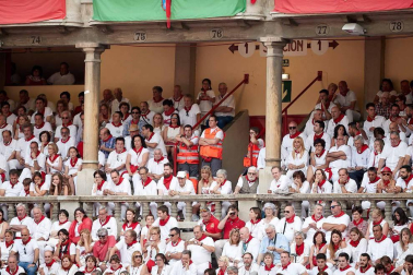 Público asistente a la Plaza de Toros de Pamplona durante la cuarta corrida de la Feria del Toro 2018.