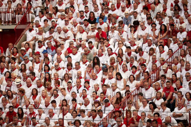 Público asistente a la Plaza de Toros de Pamplona durante la cuarta corrida de la Feria del Toro 2018.