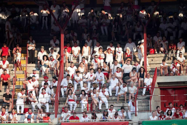 Público asistente a la Plaza de Toros de Pamplona durante la cuarta corrida de la Feria del Toro 2018.