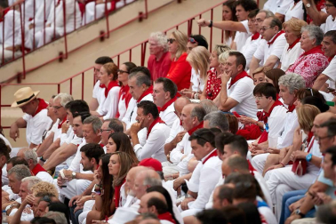 Público asistente a la Plaza de Toros de Pamplona durante la cuarta corrida de la Feria del Toro 2018.