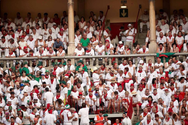 Público asistente a la Plaza de Toros de Pamplona durante la cuarta corrida de la Feria del Toro 2018.