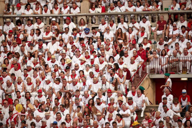 Público asistente a la Plaza de Toros de Pamplona durante la cuarta corrida de la Feria del Toro 2018.