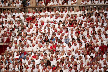 Público asistente a la Plaza de Toros de Pamplona durante la cuarta corrida de la Feria del Toro 2018.