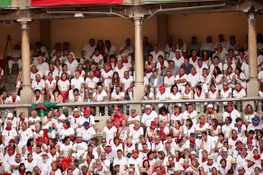 Público asistente a la Plaza de Toros de Pamplona durante la cuarta corrida de la Feria del Toro 2018.