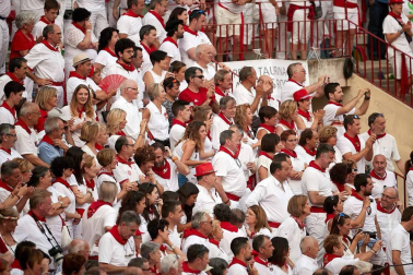 Público asistente a la Plaza de Toros de Pamplona durante la cuarta corrida de la Feria del Toro 2018.