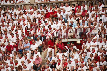 Público asistente a la Plaza de Toros de Pamplona durante la cuarta corrida de la Feria del Toro 2018.