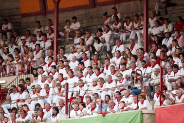 Público asistente a la Plaza de Toros de Pamplona durante la cuarta corrida de la Feria del Toro 2018.