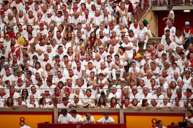 Público asistente a la Plaza de Toros de Pamplona durante la cuarta corrida de la Feria del Toro 2018.