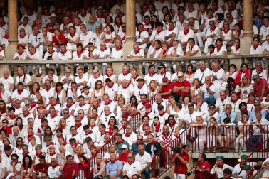 Público asistente a la Plaza de Toros de Pamplona durante la cuarta corrida de la Feria del Toro 2018.