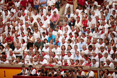 Público asistente a la Plaza de Toros de Pamplona durante la cuarta corrida de la Feria del Toro 2018.