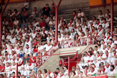 Público asistente a la Plaza de Toros de Pamplona durante la cuarta corrida de la Feria del Toro 2018.