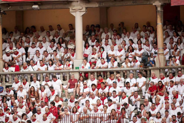 Público asistente a la Plaza de Toros de Pamplona durante la cuarta corrida de la Feria del Toro 2018.