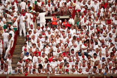 Público asistente a la Plaza de Toros de Pamplona durante la cuarta corrida de la Feria del Toro 2018.
