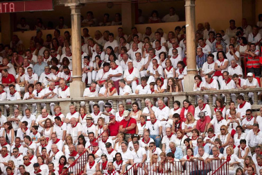 Público asistente a la Plaza de Toros de Pamplona durante la cuarta corrida de la Feria del Toro 2018.