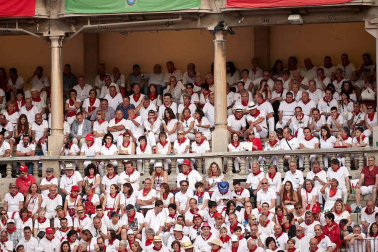 Público asistente a la Plaza de Toros de Pamplona durante la cuarta corrida de la Feria del Toro 2018.