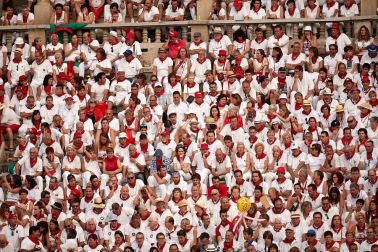 Público asistente a la Plaza de Toros de Pamplona durante la cuarta corrida de la Feria del Toro 2018.