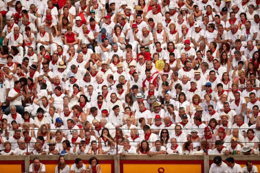 Público asistente a la Plaza de Toros de Pamplona durante la cuarta corrida de la Feria del Toro 2018.