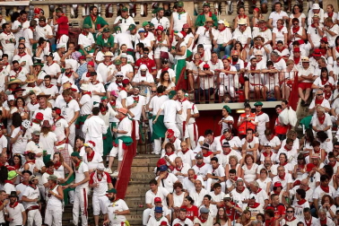 Público asistente a la Plaza de Toros de Pamplona durante la cuarta corrida de la Feria del Toro 2018.